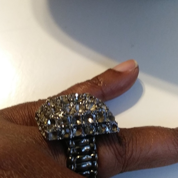 Beautiful ring - Picture 2 of 4